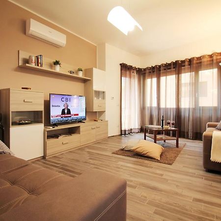 Eur Bright Spacious Terraced Apartment With Private Parking Only For Small Cars Rom Eksteriør billede