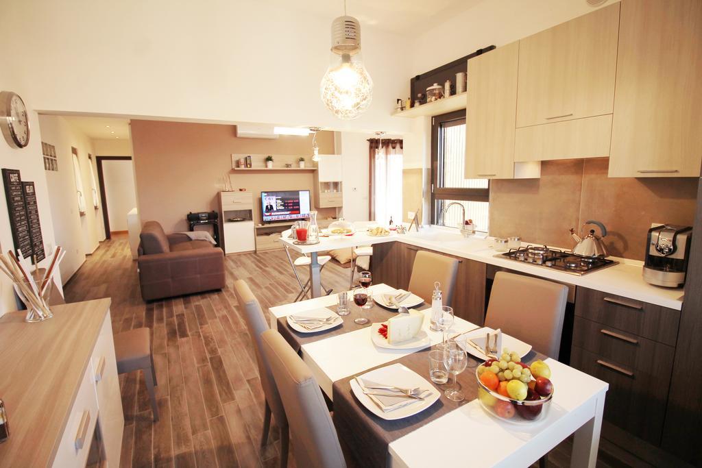 Eur Bright Spacious Terraced Apartment With Private Parking Only For Small Cars Rom Eksteriør billede