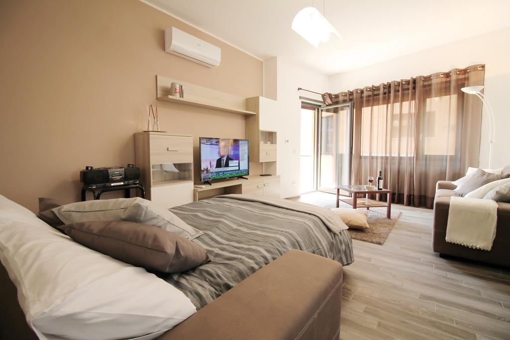 Eur Bright Spacious Terraced Apartment With Private Parking Only For Small Cars Rom Eksteriør billede
