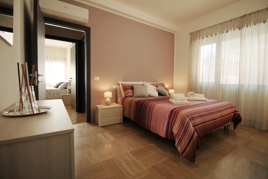 Eur Bright Spacious Terraced Apartment With Private Parking Only For Small Cars Rom Eksteriør billede
