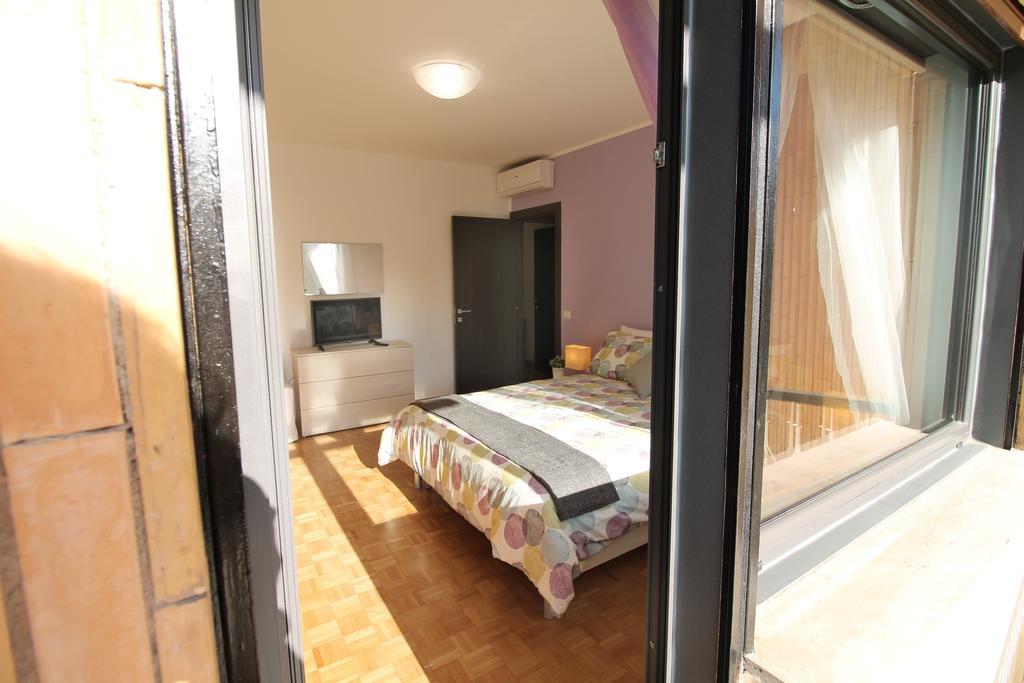 Eur Bright Spacious Terraced Apartment With Private Parking Only For Small Cars Rom Eksteriør billede