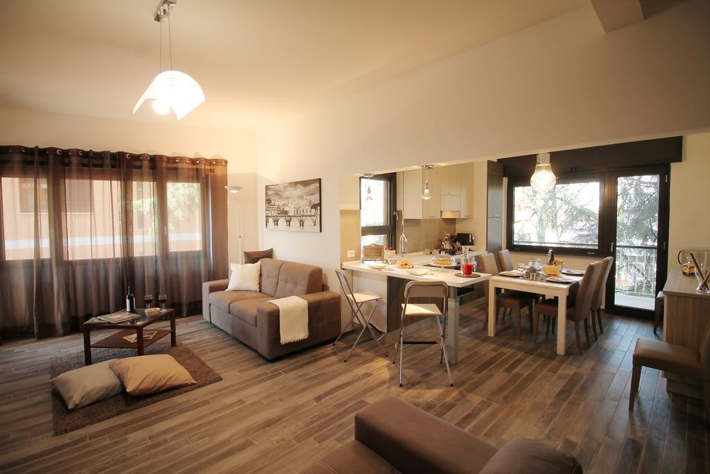 Eur Bright Spacious Terraced Apartment With Private Parking Only For Small Cars Rom Eksteriør billede
